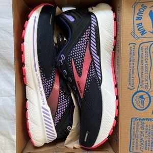 NWT Brooks Adrenaline GTS22 (size 9.5)